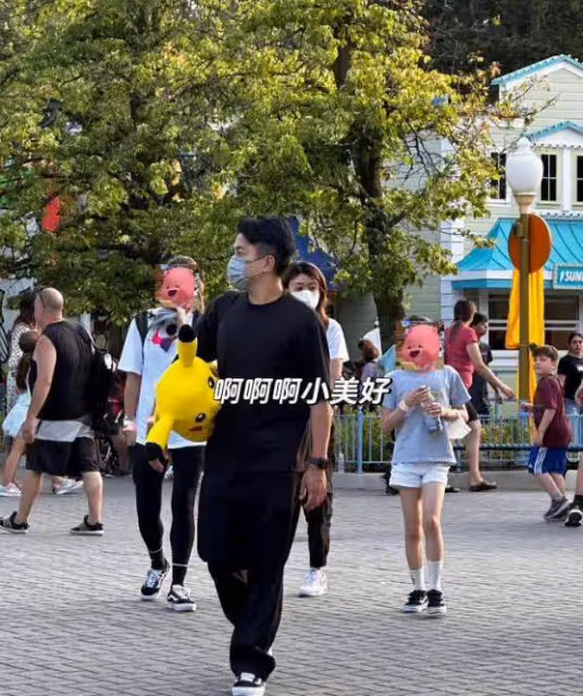劉愷威聚餐照曝光,49歲依舊帥氣逼人,網友:這哪是奔五的人啊!
