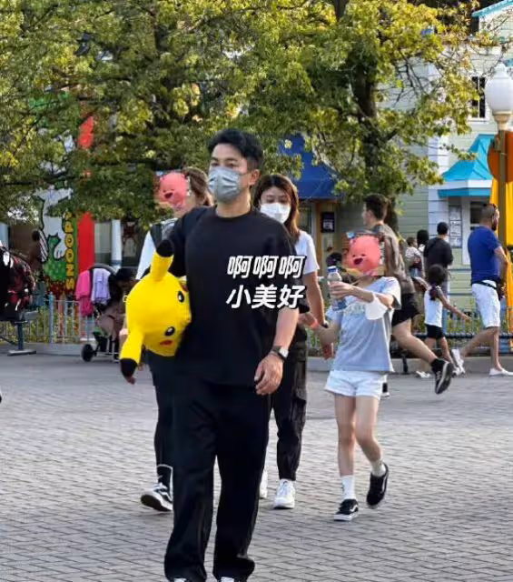 劉愷威聚餐照曝光，49歲依舊帥氣逼人，網友：這哪是奔五的人啊！