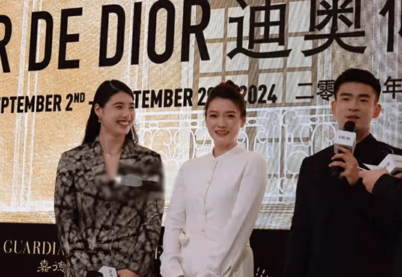 張雨霏黃雅瓊等人現身迪奧展,她倆好美好有氣質,鄭思維太帥了