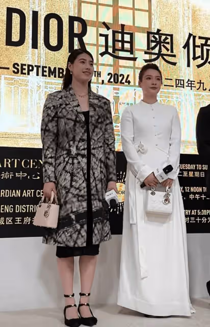 張雨霏黃雅瓊等人現身迪奧展,她倆好美好有氣質,鄭思維太帥了