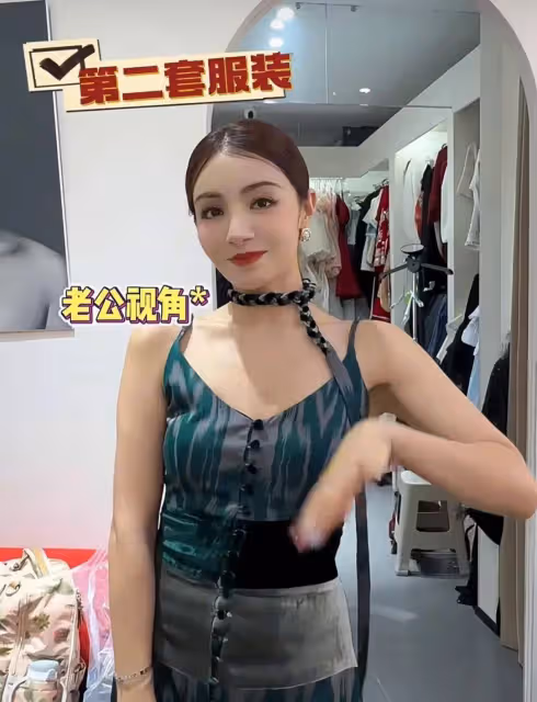 麥迪娜姜潮新疆之旅結束,離開前去拍全家福,丈母娘大粗項鍊搶鏡
