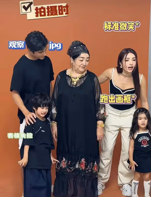 麥迪娜姜潮新疆之旅結束,離開前去拍全家福,丈母娘大粗項鍊搶鏡