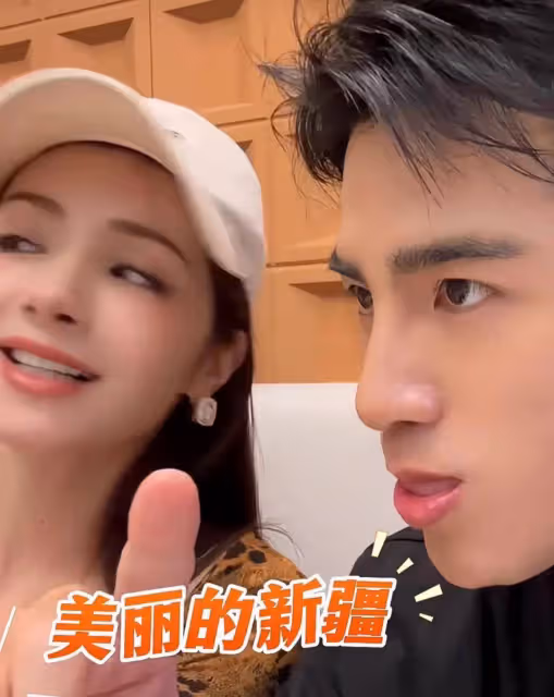 麥迪娜姜潮新疆之旅結束,離開前去拍全家福,丈母娘大粗項鍊搶鏡