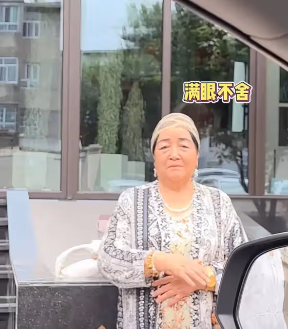 麥迪娜姜潮新疆之旅結束,離開前去拍全家福,丈母娘大粗項鍊搶鏡