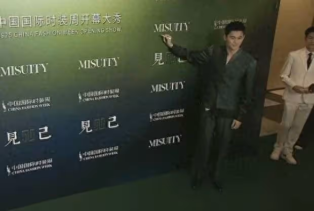 孫楊復出參加時尚活動走紅毯 穿墨綠色西裝身姿挺拔