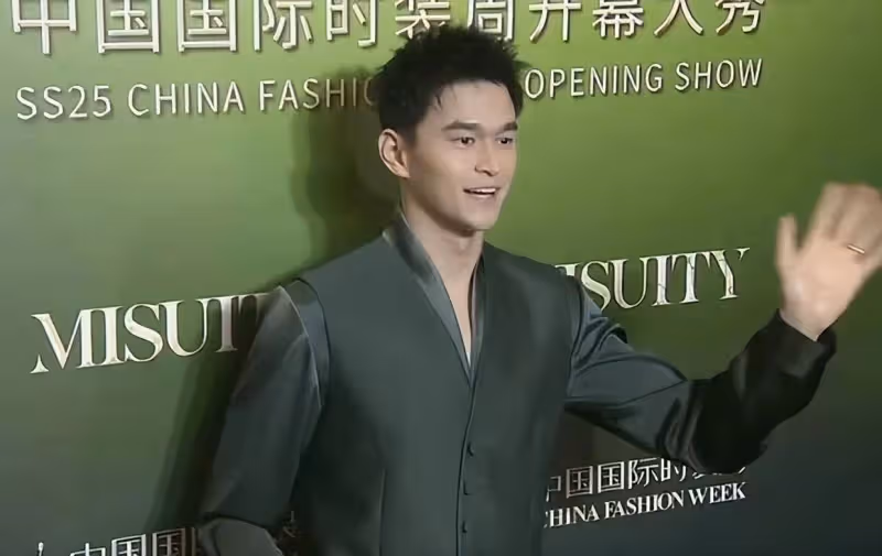 孫楊復出參加時尚活動走紅毯 穿墨綠色西裝身姿挺拔