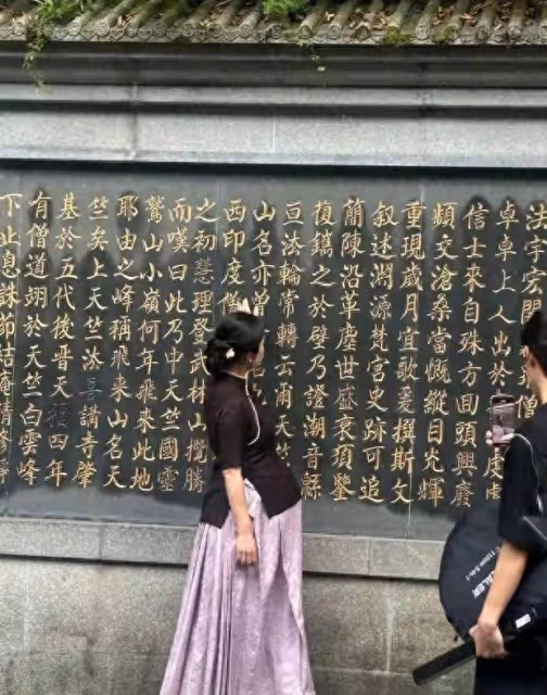 張紀中愛妻法喜寺驚艷亮相,四胎孕肚成焦點,網友直呼「貴氣逼人」