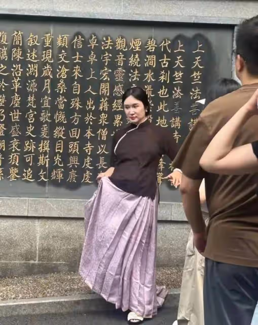 張紀中愛妻法喜寺驚艷亮相,四胎孕肚成焦點,網友直呼「貴氣逼人」