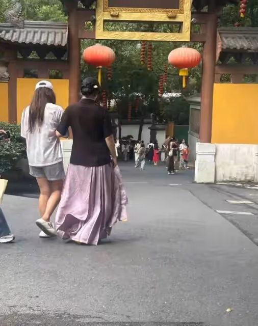 張紀中愛妻法喜寺驚艷亮相,四胎孕肚成焦點,網友直呼「貴氣逼人」