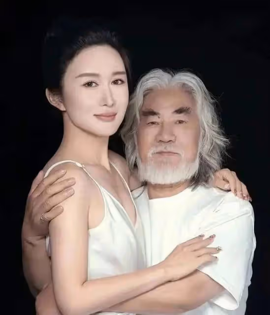 張紀中愛妻法喜寺驚艷亮相,四胎孕肚成焦點,網友直呼「貴氣逼人」