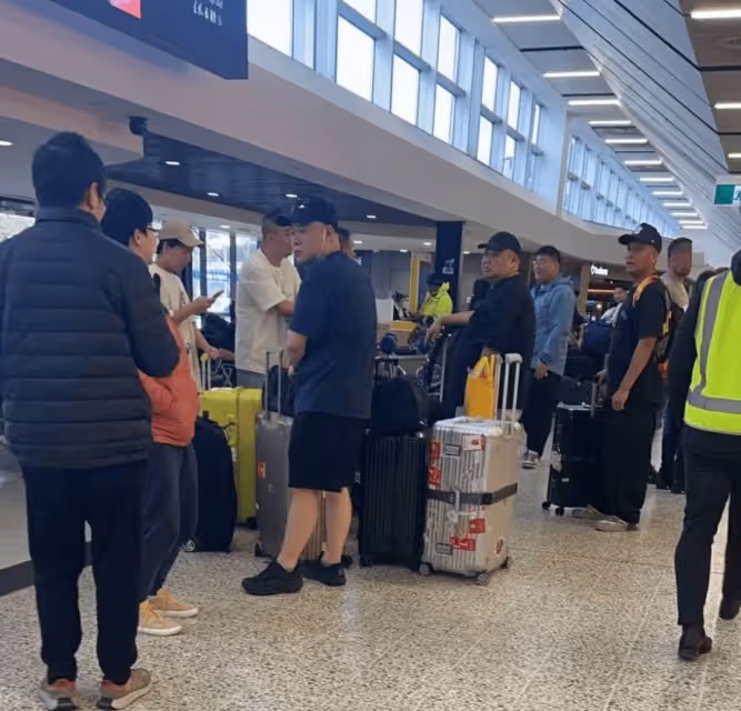 岳雲鵬郭麒麟一行澳洲被偶遇，很接地氣，岳雲鵬比電視上瘦很多