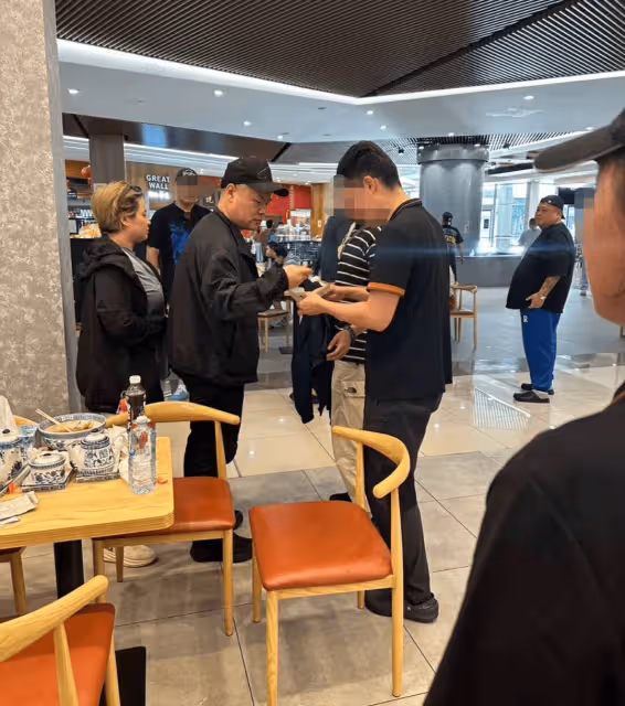 岳雲鵬郭麒麟一行澳洲被偶遇，很接地氣，岳雲鵬比電視上瘦很多