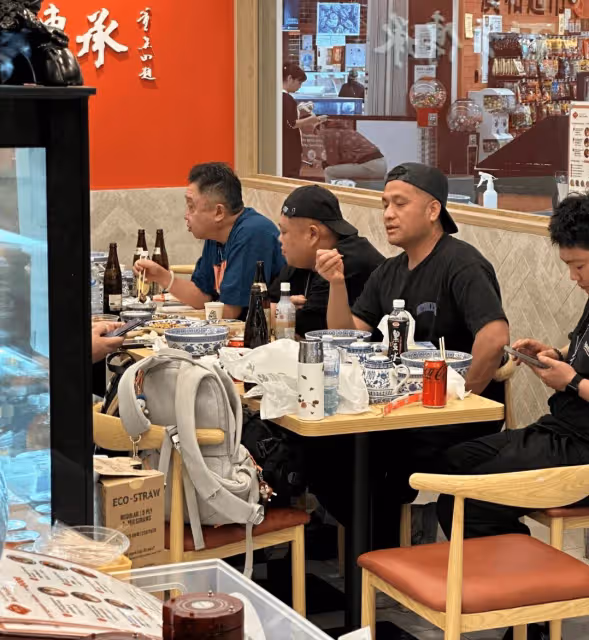岳雲鵬郭麒麟一行澳洲被偶遇，很接地氣，岳雲鵬比電視上瘦很多