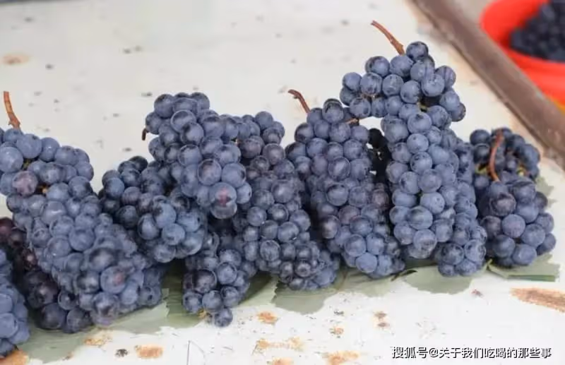 洗葡萄時,只用清水洗等於白洗!教您正確做法,洗得乾淨吃著放心