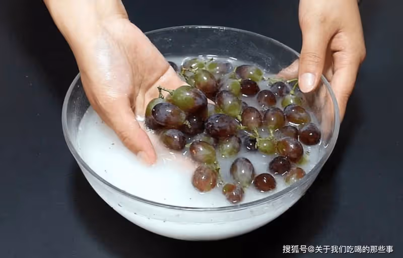 洗葡萄時,只用清水洗等於白洗!教您正確做法,洗得乾淨吃著放心