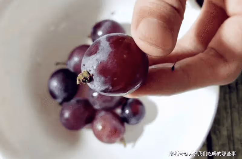洗葡萄時,只用清水洗等於白洗!教您正確做法,洗得乾淨吃著放心