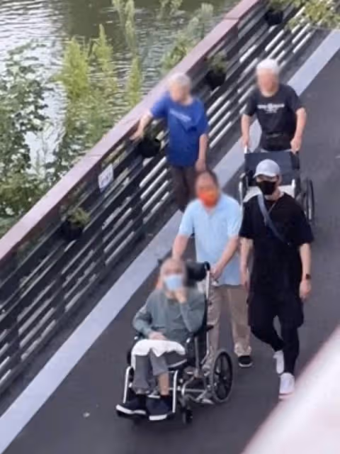 徐正溪養老院陪家人散步,退圈風波後盡顯溫情,新劇將播引期待