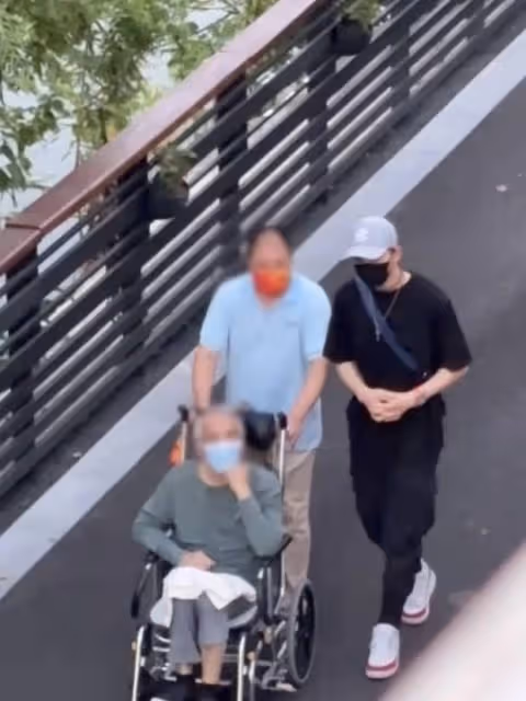 徐正溪養老院陪家人散步,退圈風波後盡顯溫情,新劇將播引期待