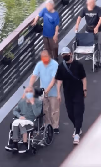 徐正溪養老院陪家人散步,退圈風波後盡顯溫情,新劇將播引期待