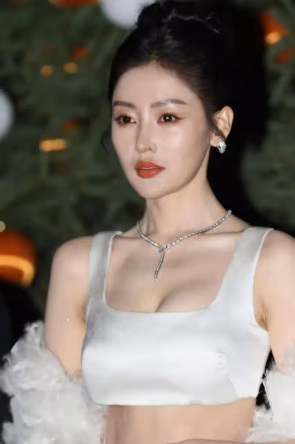 張天愛穿弔帶背心露出事業線小蠻腰!魔鬼身材性感火辣