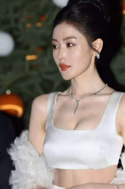 張天愛穿弔帶背心露出事業線小蠻腰!魔鬼身材性感火辣