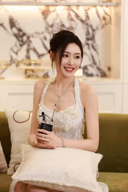 張天愛穿弔帶背心露出事業線小蠻腰!魔鬼身材性感火辣