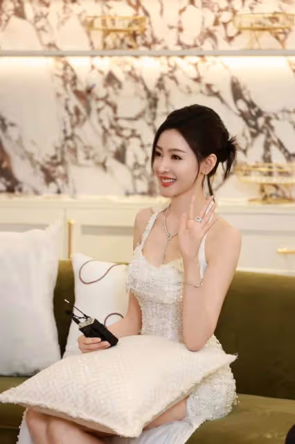 張天愛穿弔帶背心露出事業線小蠻腰!魔鬼身材性感火辣