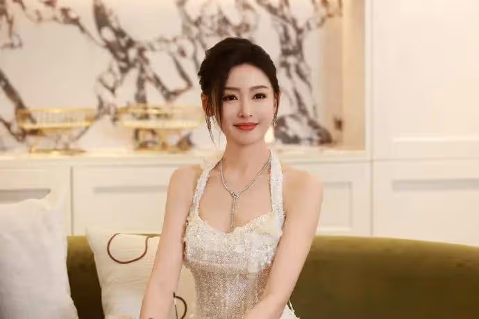 張天愛穿弔帶背心露出事業線小蠻腰!魔鬼身材性感火辣