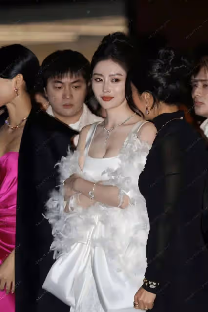 張天愛穿弔帶背心露出事業線小蠻腰!魔鬼身材性感火辣