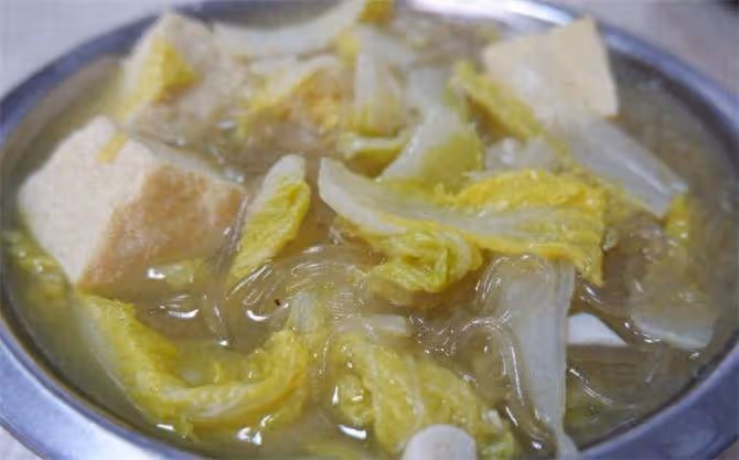 東北白菜凍豆腐,燉菜中最簡單的,鮮熱香,秋天吃一口太過癮了