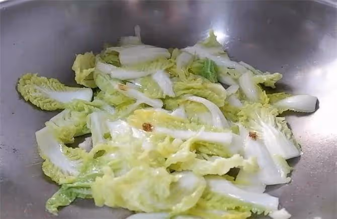 東北白菜凍豆腐,燉菜中最簡單的,鮮熱香,秋天吃一口太過癮了
