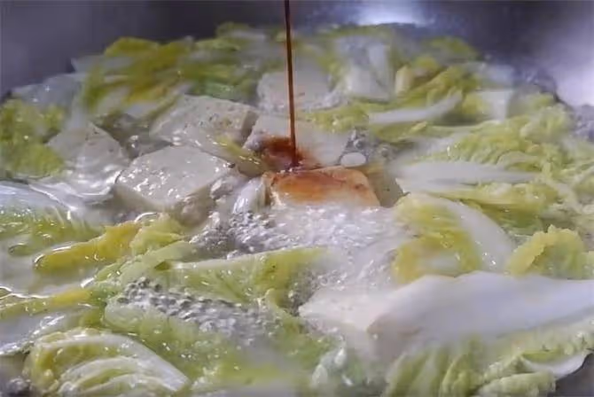 東北白菜凍豆腐,燉菜中最簡單的,鮮熱香,秋天吃一口太過癮了
