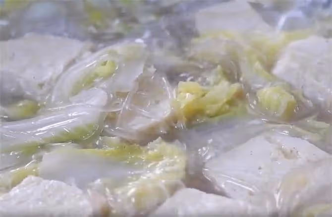 東北白菜凍豆腐,燉菜中最簡單的,鮮熱香,秋天吃一口太過癮了