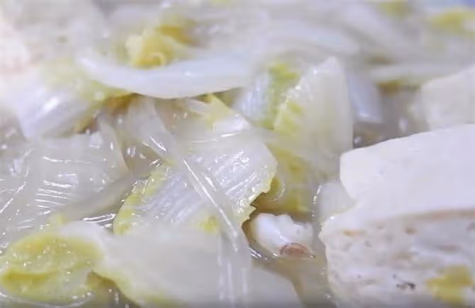 東北白菜凍豆腐,燉菜中最簡單的,鮮熱香,秋天吃一口太過癮了