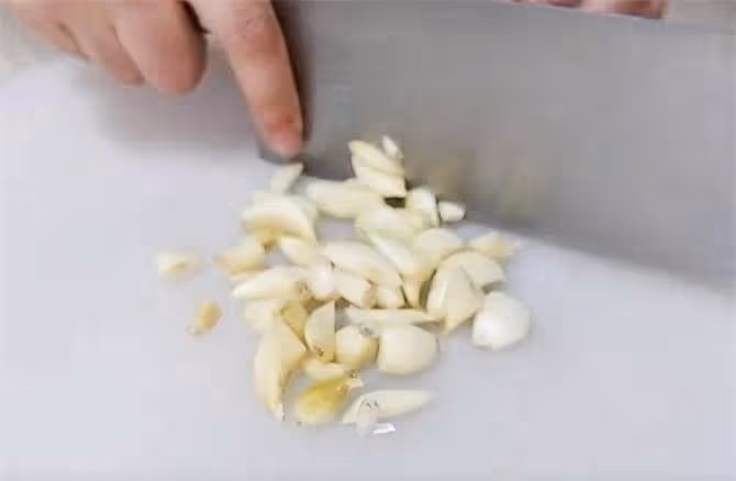 拿肉都不換的杏鮑菇做法,放的蒜比杏鮑菇還多,鮮香嫩滑,真過癮