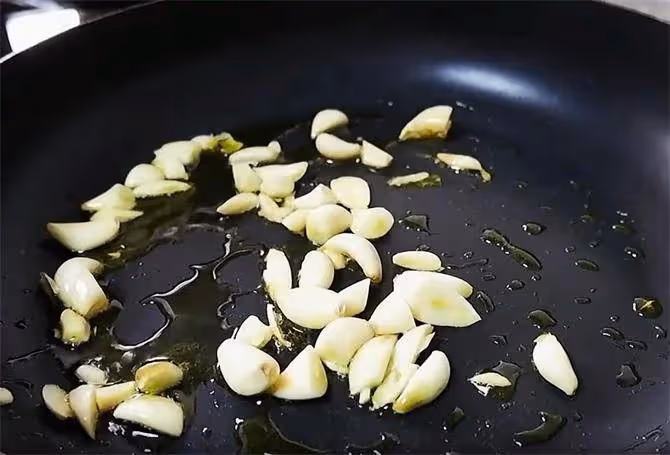 拿肉都不換的杏鮑菇做法,放的蒜比杏鮑菇還多,鮮香嫩滑,真過癮