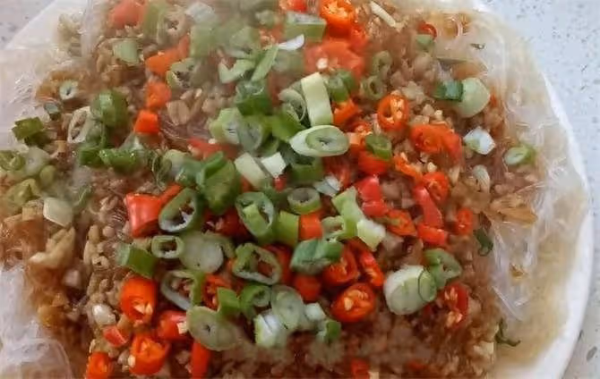 金針菇和粉絲放在一起,不用炒不用煮,15分鐘出菜,味道太好了