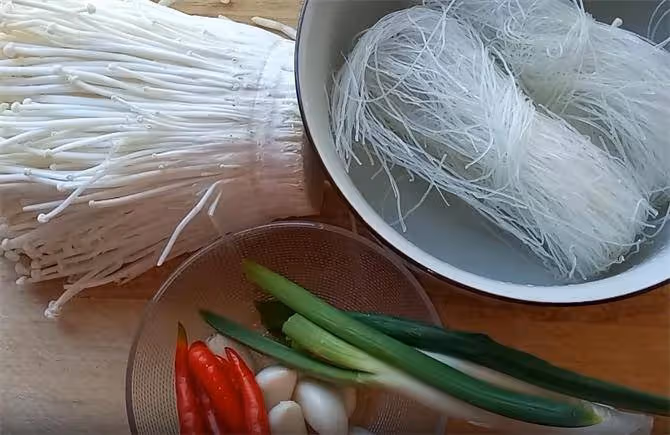 金針菇和粉絲放在一起,不用炒不用煮,15分鐘出菜,味道太好了