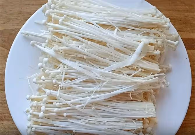 金針菇和粉絲放在一起,不用炒不用煮,15分鐘出菜,味道太好了