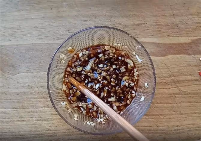 金針菇和粉絲放在一起,不用炒不用煮,15分鐘出菜,味道太好了
