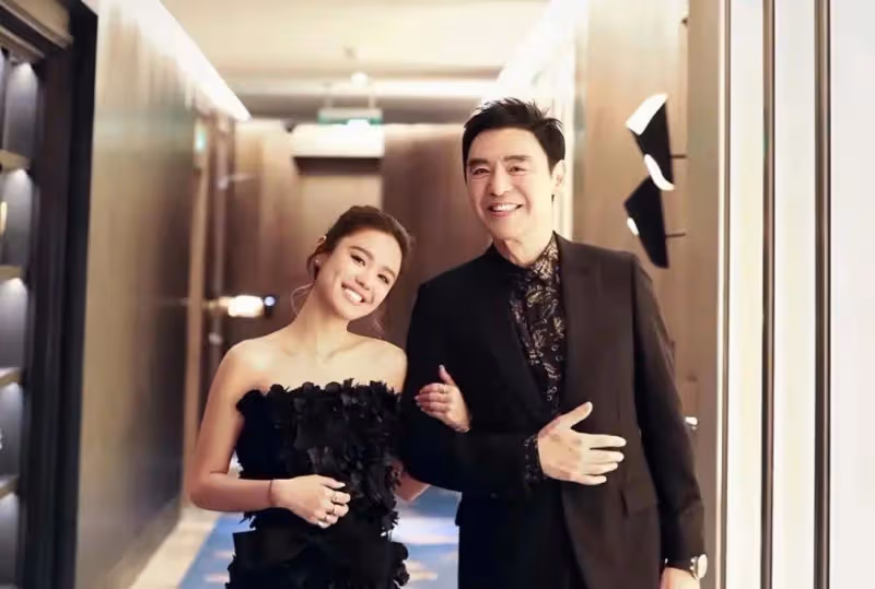 恭喜!香港知名男星女兒正式出道,曬泳裝照豐滿身材引熱議,古銅色皮膚搶鏡