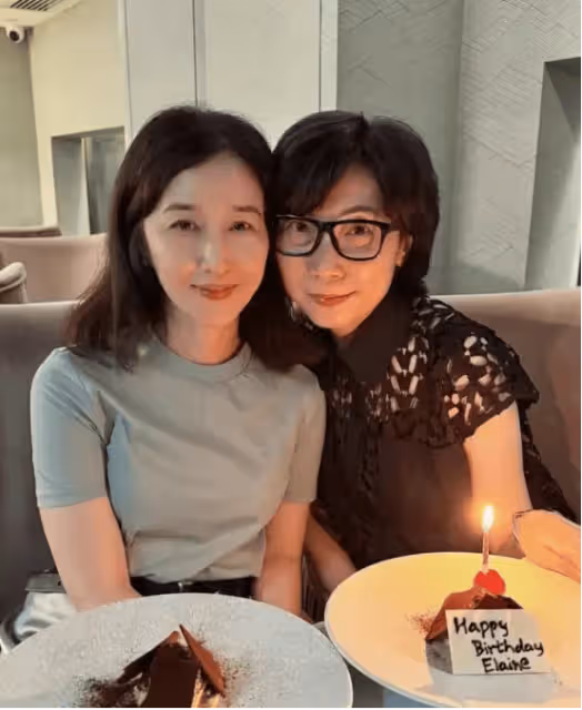 TVB首屆視後為30年老友慶祝生日,令粉絲驚嘆60歲與舊照對比毫無差距