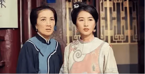 TVB首屆視後為30年老友慶祝生日,令粉絲驚嘆60歲與舊照對比毫無差距