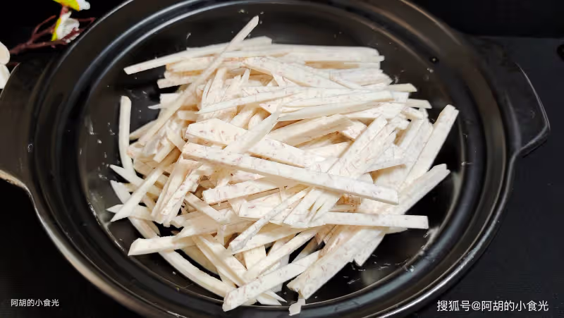 蓮藕、蘿蔔快靠邊,入秋後也該吃此菜了!隨手一煮,有湯有菜一鍋出、特下飯