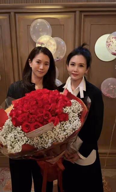 袁詠儀53歲生日，張智霖甜蜜相伴，邱淑貞罕見露面驚艷眾人