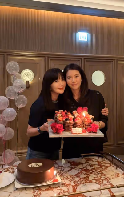 袁詠儀53歲生日，張智霖甜蜜相伴，邱淑貞罕見露面驚艷眾人