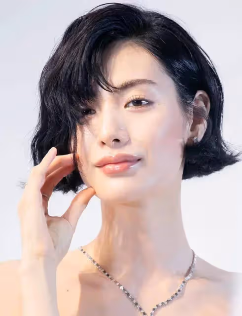 韓國女星林珍娜出席活動,短髮造型搭配水光肌,氣場越來越渾濁了
