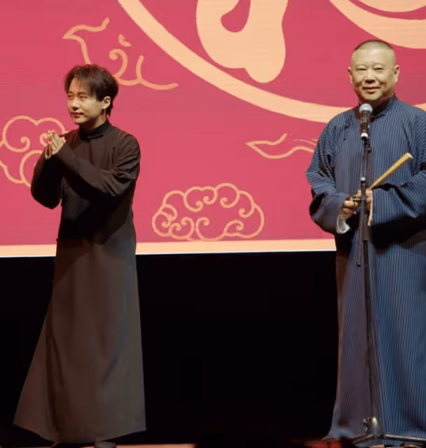 郭麒麟和郭德綱澳洲同台演出,比電視上瘦太多了,側臉很帥