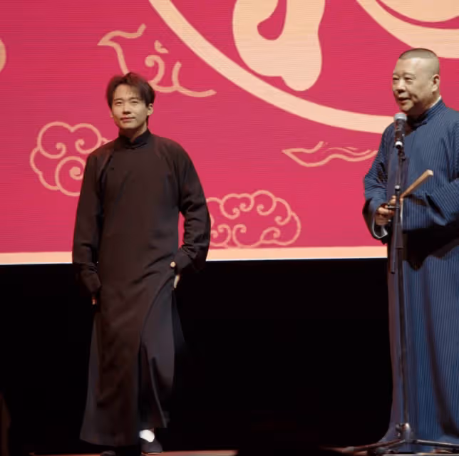 郭麒麟和郭德綱澳洲同台演出,比電視上瘦太多了,側臉很帥