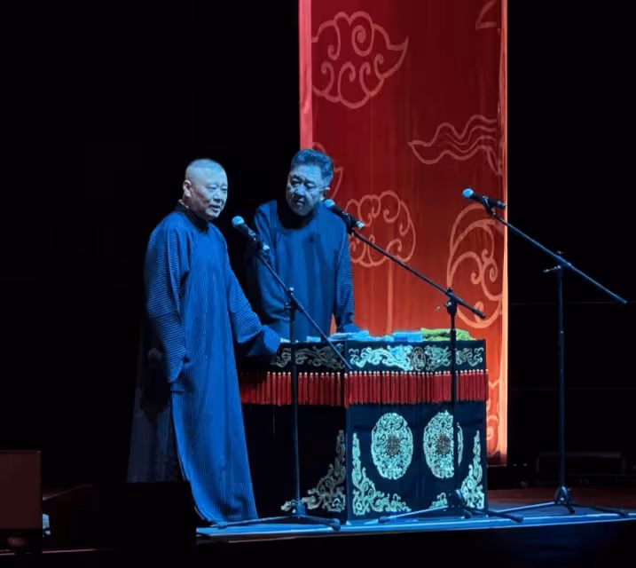 郭麒麟和郭德綱澳洲同台演出,比電視上瘦太多了,側臉很帥